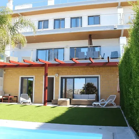 Luxury Villa With Pool & Sea Views Апартаменты *
